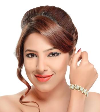 Elegant Look With Beautiful Gold Finishing Bracelet With Pearl And White Stone 2