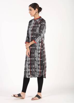 Women Black Printed Straight Kurta 2