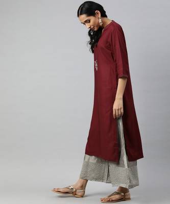 Women Maroon Solid Straight Rayon Kurta 2