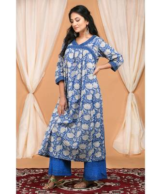 Striped Scallop Kurta Set with Graphic Block print dupatta 3