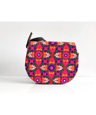 This colourful ethnic bag 3