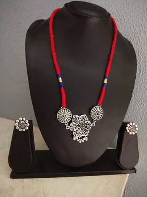 Red Tassle Floral Pendant Necklace 1