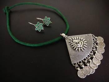 Green Tassle Ganpati Pendant Set With Kundan Earring 1