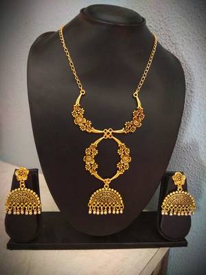 Golden Tone Floral Pendant With Matching Earring 1