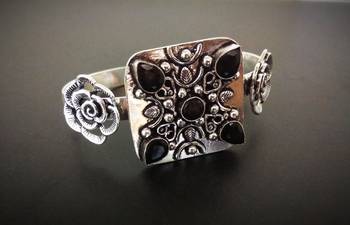 Black Stone Bracelet Design 1