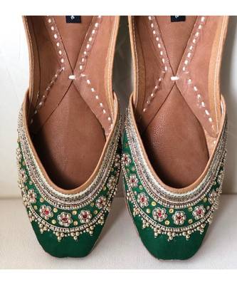 Green Embellished Wedding Shoes, Beaded Bridal Footwear Ethnic Jutti Mojaris   2
