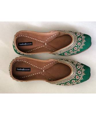 Green Embellished Wedding Shoes, Beaded Bridal Footwear Ethnic Jutti Mojaris   3