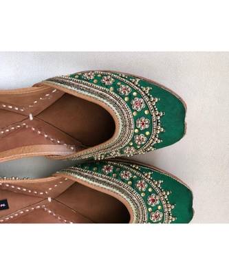 Green Embellished Wedding Shoes, Beaded Bridal Footwear Ethnic Jutti Mojaris   5