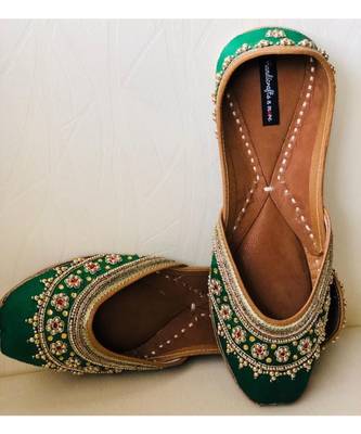 Green Embellished Wedding Shoes, Beaded Bridal Footwear Ethnic Jutti Mojaris   6
