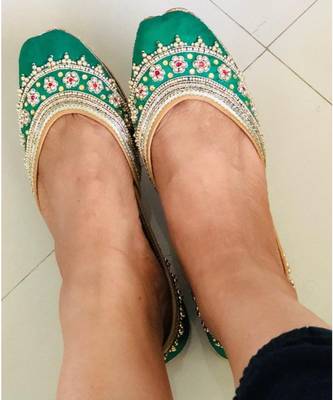 Green Embellished Wedding Shoes, Beaded Bridal Footwear Ethnic Jutti Mojaris   1