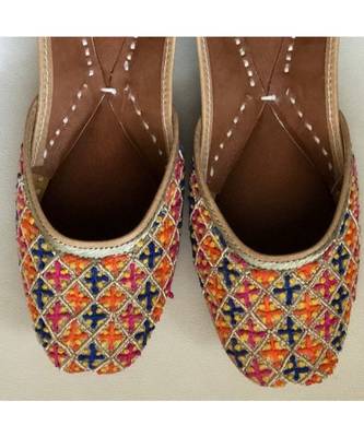 Gold Embroidered Party Shoes, Gift for Woman, Sister Gift, Punjabi Women Mojaris 3