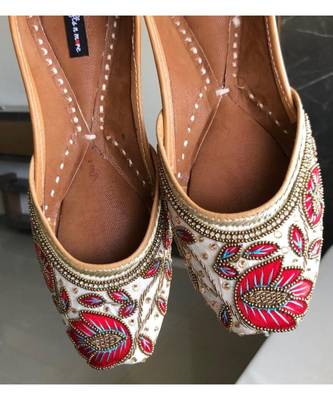 White and Red Embellished Wedding Shoes,Beaded Bridal Footwear,Ethnic India Shoe 2
