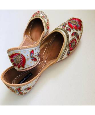 White and Red Embellished Wedding Shoes,Beaded Bridal Footwear,Ethnic India Shoe 3