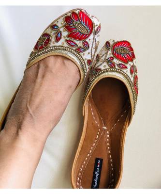 White and Red Embellished Wedding Shoes,Beaded Bridal Footwear,Ethnic India Shoe 4