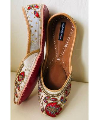 White and Red Embellished Wedding Shoes,Beaded Bridal Footwear,Ethnic India Shoe 7