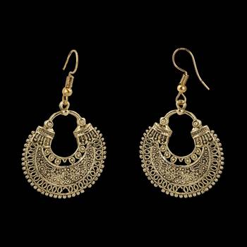 Facinating Chandbali Unique Golden Earrings For Women 2