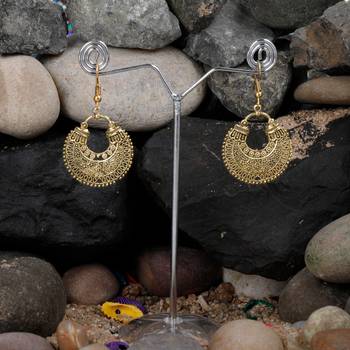 Facinating Chandbali Unique Golden Earrings For Women 3