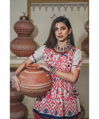 White kedia and tulip pants set with traditional motifs 3
