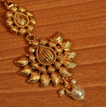 Gold Pearl Maang-Tikka 2
