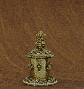 Gold cubic zirconia jewellery-box 3
