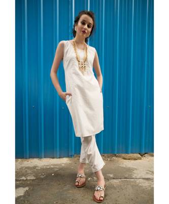 Ecru Cotton Lurex Stripe Sleeveless Kurti pant set with Baby pink Dupatta 2