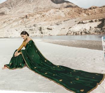 Dark Green Embroidered Silk Blend Saree With Blouse 2