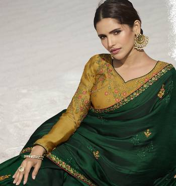 Dark Green Embroidered Silk Blend Saree With Blouse 3