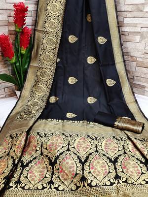 Black Woven Banarasi Saree With Blouse 1