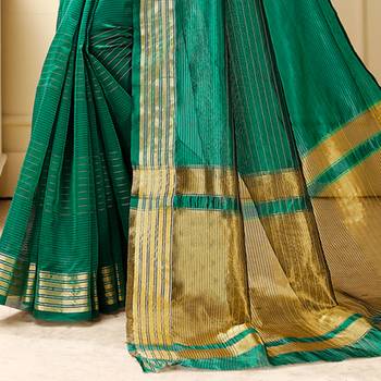 Green woven Silk blend saree with blouse 3