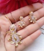 Gold diamond necklaces