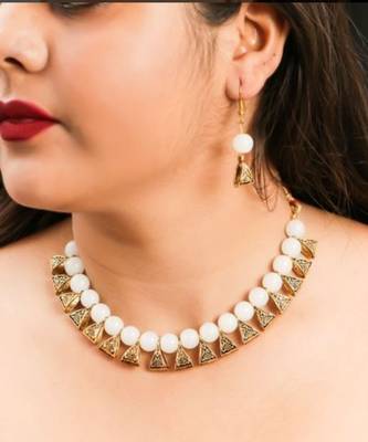 White Pearl Necklaces 1