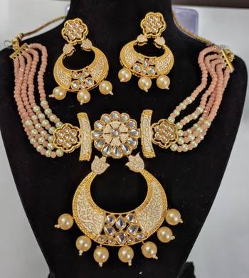 Beige necklaces 1