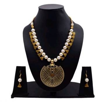 White Pearl Necklaces 1