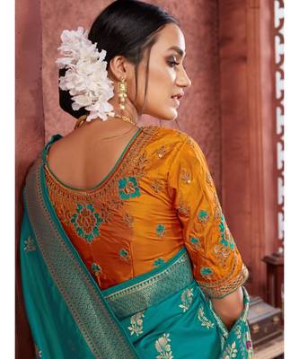 Green Woven banarasi saree with blouse 5