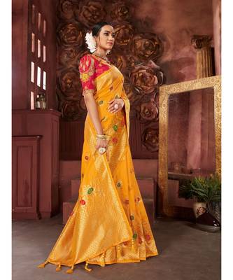 Yellow Woven banarasi saree with blouse 4
