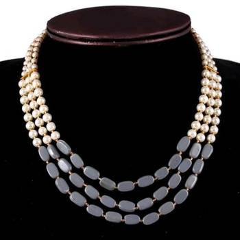 White Pearl Necklaces 1