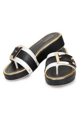 Shezone Beautiful black  toe separator   flat forms sandals  3