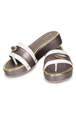 Shezone Beautiful brown  toe separator   flat forms sandals  3