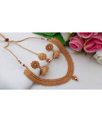 Awesome Antique Gold Tone Neck Wear With Matching Jhumka & Maang Tikka 1