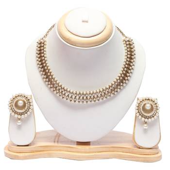 Pearl choker with pearl earrings 1