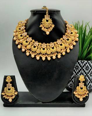 Women Gold-Plated & Off-White Kundan & Pearl Embellished Jewellery Set 1