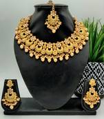 Women Gold-Plated & Off-White Kundan & Pearl Embellished Jewellery Set