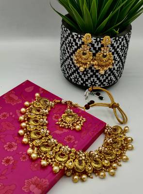 Women Gold-Plated & Off-White Kundan & Pearl Embellished Jewellery Set 4