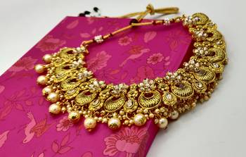 Women Gold-Plated & Off-White Kundan & Pearl Embellished Jewellery Set 5