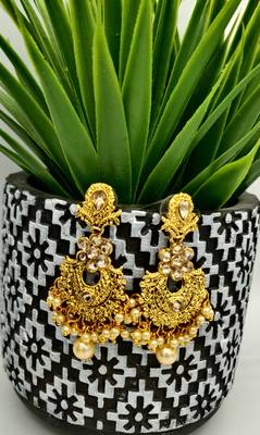 Women Gold-Plated & Off-White Kundan & Pearl Embellished Jewellery Set 6
