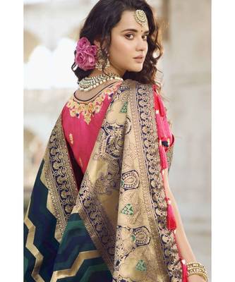 Deep green woven designer banarasi saree with embroidered silk blouse 4