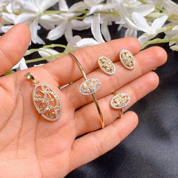 Gold Diamond Necklaces 1