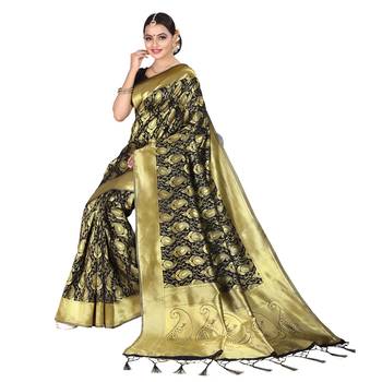 Black printed silk blend saree with blouse 4
