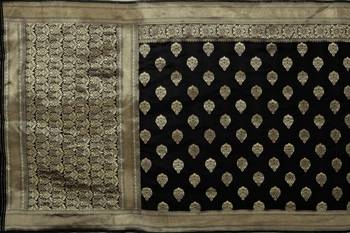 Black printed silk blend saree with blouse 8
