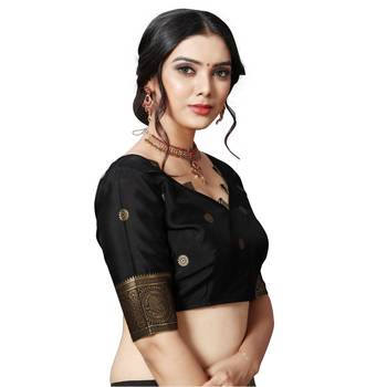 Black printed silk blend saree with blouse 7